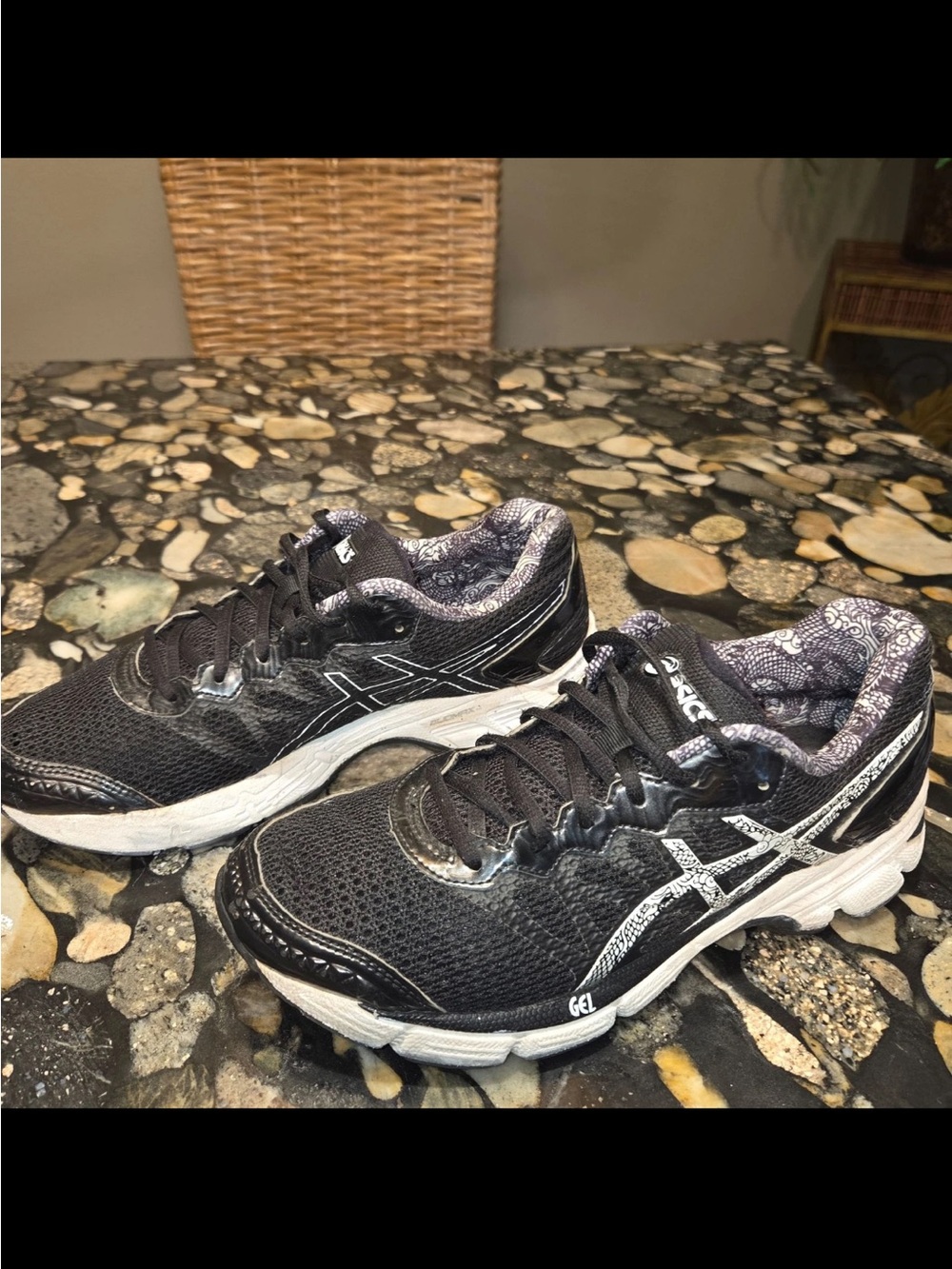 Asics Gel Enhance Ultra 4.0 Womens Running Shoes Size 10 Black White - Picture 2 of 9